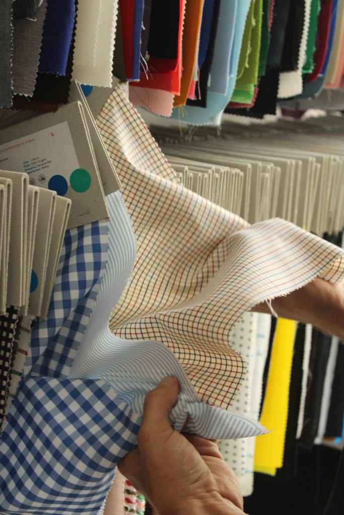 textile habillement dans un showroom textile